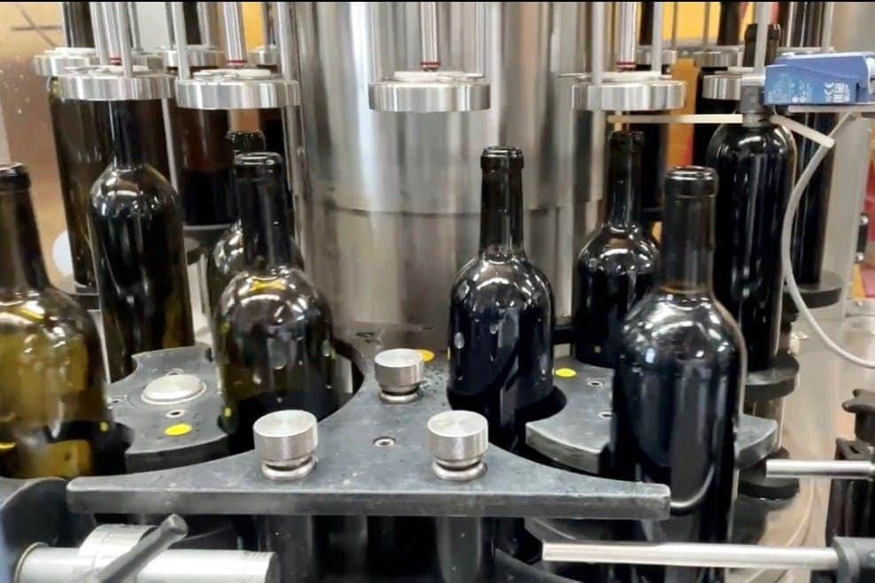 Reif Estate Winery: Walking Tour and Tasting Bottling machine at Reif Estate Winery