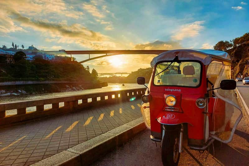 Porto: Guided Sunset Tuk Tuk Tour with Wine