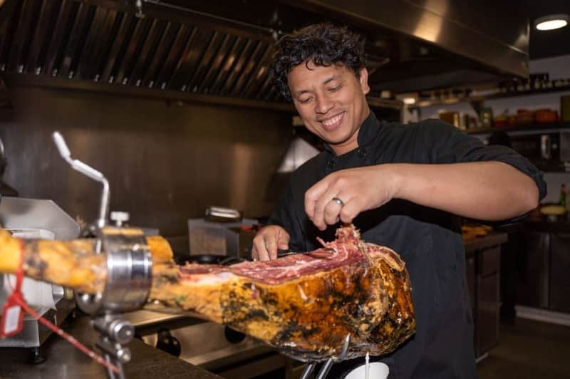 Barcelona: Small Group Guided Tapas & Wine Tour